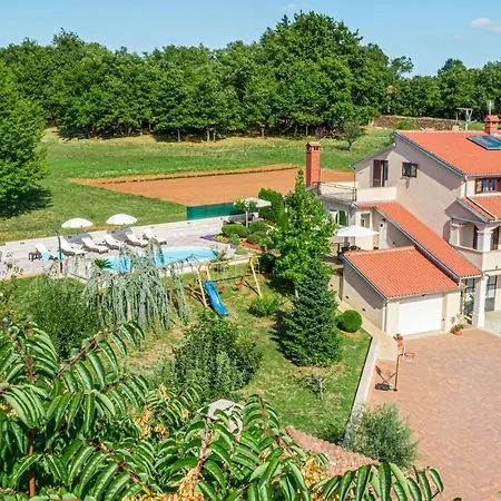 Three-bedroom Holiday In Pazin