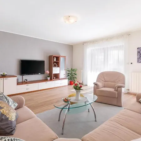 Three-bedroom Holiday In Prázdninový dům *